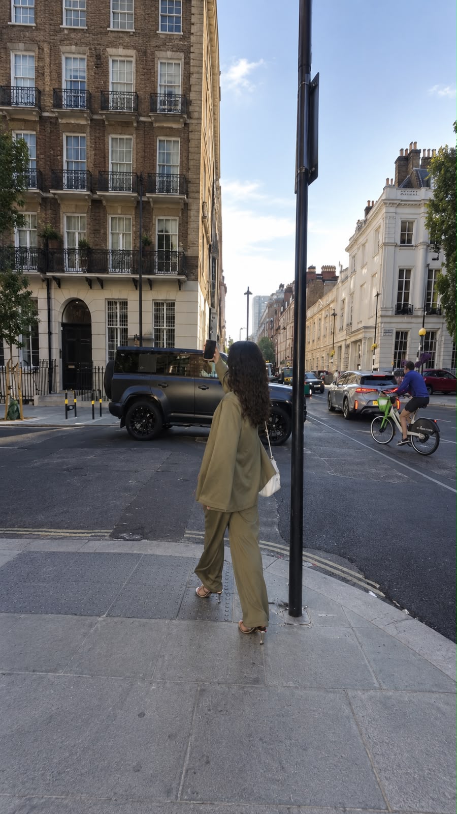 Möd olive set on a city street